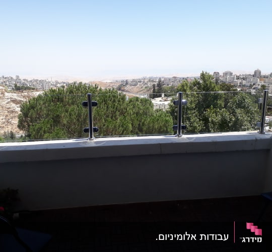 מעקה זכוכית עם עמודי אלומיניום במרפסת